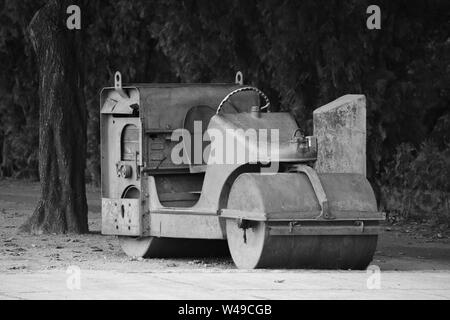 Eine kleine Straße Walze in Schwarzweiß. Stockfoto