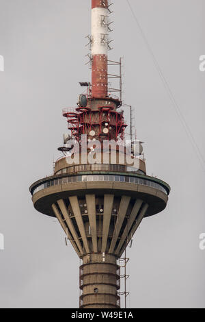 Fernsehturm in Tallinn close-up gegen den grauen Himmel. Viele Antennen und Sender. Vertikale Rahmen. Stockfoto