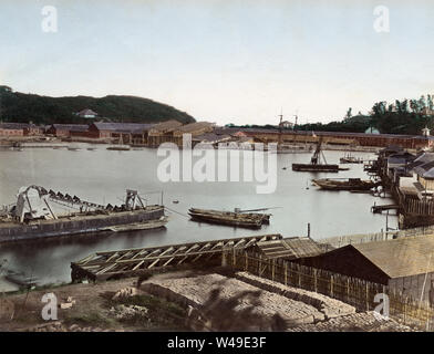 [1870s Japan - Yokosuka Navy Port]-Marine-Gebäude in Yokosuka Hafen in der Präfektur Kanagawa. Während der 1860er und 1870er Jahren, das kleine Dorf Yokosuka wurde entwickelt als eine moderne Naval Base von französischen Ingenieur François Léonce Verny (フランソワ・レオンス ・ヴェルニー, 1837 - 1908). Yokosuka Naval Arsenal wurde der erste moderne Arsenal in Japan. Heute beherbergt es die Vereinigten Staaten Siebten Flotte und eine Basis des Japan Maritime Verteidigung-kraft. 19 Vintage albumen Foto. Stockfoto