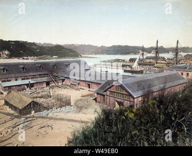 [1870s Japan - Yokosuka Navy Port] - Bau auf Yokosuka Hafen in der Präfektur Kanagawa. Während der 1860er und 1870er Jahren, das kleine Dorf Yokosuka wurde entwickelt als eine moderne Naval Base von französischen Ingenieur François Léonce Verny (フランソワ・レオンス ・ヴェルニー, 1837 - 1908). Yokosuka Naval Arsenal wurde der erste moderne Arsenal in Japan. Heute beherbergt es die Vereinigten Staaten Siebten Flotte und eine Basis des Japan Maritime Verteidigung-kraft. 19 Vintage albumen Foto. Stockfoto