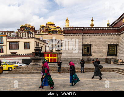 Shangri La, China - 1. März 2019: Menschen tragen traditionelle Tuch eine Kora durchführen, eine Wanderung rund um den berühmten Tibetischen Buddhismus Songzanlin Kloster in S Stockfoto