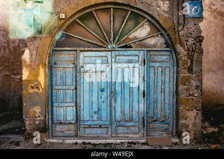 Alten gewölbten Holztür in Essaouira, Marokko Stockfoto