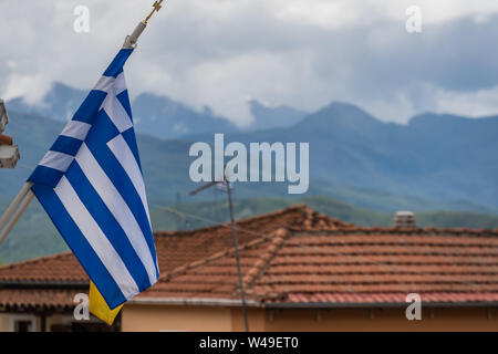 Griechische Fahne auf einer Stange außerhalb in Kastraki Village in Meteora, Nordgriechenland Stockfoto