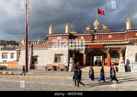 Shangri La, China - 1. März 2019: Menschen tragen traditionelle Tuch eine Kora durchführen, eine Wanderung rund um den berühmten Tibetischen Buddhismus Songzanlin Kloster in S Stockfoto