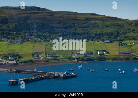 Das Dorf Uig, liegt an der Spitze der geschützten Bucht von Uig Bay an der Westküste der Halbinsel Trotternish auf der Insel Skye, Schottland. Stockfoto