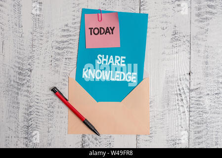 Text Zeichen zeigen, Wissen zu teilen. Business Foto Text andere lehren, was ich gelernt, bevor Sie Vorträge Umschlag leeres Blatt Briefpapier klebrige n Stockfoto