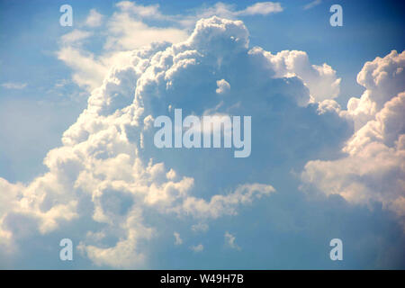 Große cumulus Wolken vor blauem azurblauen Himmel kurz vor einem Sturm, cumulus Wolken am Himmel Stockfoto