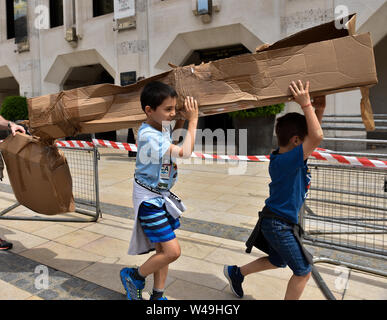 Guildhall Yard, London, UK. Juli 2019 21. Freiwillige nach unten ziehen und helfen, die 20 m Karton People's Turm durch Künstler Olivier Grossetête in Guildhall Yard zu zerstören. Quelle: Matthew Chattle/Alamy leben Nachrichten Stockfoto