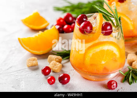 Kalten Jahreszeit trinken - Cranberry und Rosmarin cocktail Stockfoto