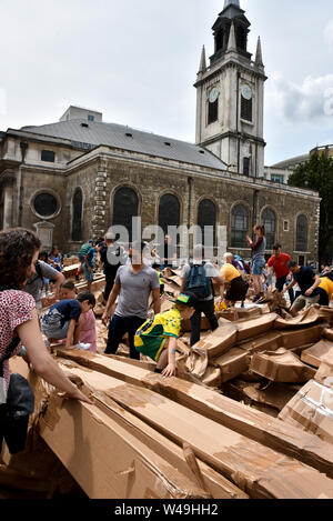 Guildhall Yard, London, UK. Juli 2019 21. Freiwillige nach unten ziehen und helfen, die 20 m Karton People's Turm durch Künstler Olivier Grossetête in Guildhall Yard zu zerstören. Quelle: Matthew Chattle/Alamy leben Nachrichten Stockfoto