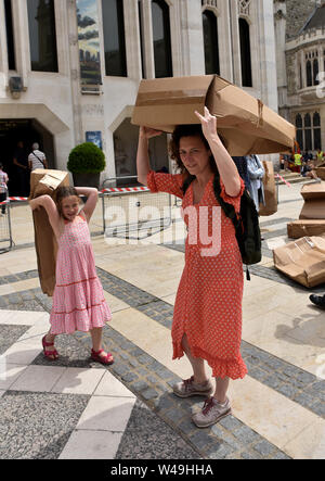 Guildhall Yard, London, UK. Juli 2019 21. Freiwillige nach unten ziehen und helfen, die 20 m Karton People's Turm durch Künstler Olivier Grossetête in Guildhall Yard zu zerstören. Quelle: Matthew Chattle/Alamy leben Nachrichten Stockfoto