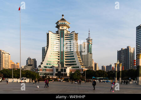 Guiyang, China - 9. Februar 2019: Leute, einen sonnigen Wintertag in Guiyang Downtown District genießen, Renmin Square, in Guizhou Provinz in China. Stockfoto