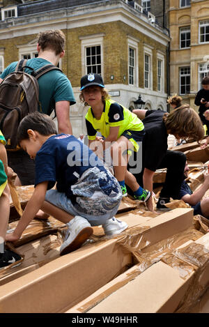 Guildhall Yard, London, UK. Juli 2019 21. Freiwillige nach unten ziehen und helfen, die 20 m Karton People's Turm durch Künstler Olivier Grossetête in Guildhall Yard zu zerstören. Quelle: Matthew Chattle/Alamy leben Nachrichten Stockfoto