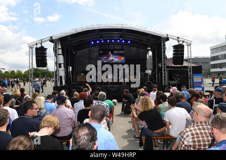 Oberpfaffenhofen, Deutschland. 21. Juli, 2019. Eine Bühne für eine Podiumsdiskussion zum Tag der offenen Tür am Deutschen Zentrum für Luft- und Raumfahrt (Deutsches Zentrum für Luft- und Raumfahrt, DLR), steht unter dem Motto "50 Jahre Mondlandung" eingestellt. Credit: Felix Hörhager/dpa/Alamy leben Nachrichten Stockfoto