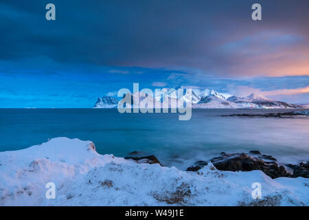 Storsandnes Strand im Mondschein, Myrland, Leknes, Lofoten, Norwegen, Europa Stockfoto