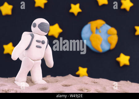 Astronaut auf dem Mond. Astronaut ist Aus Ton spielen. Stockfoto