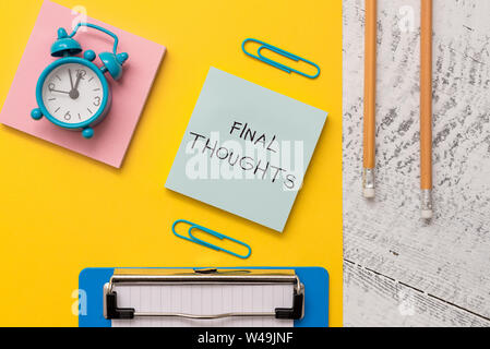 Schreiben Hinweis Abschließende Gedanken zu zeigen. Business Konzept für den Abschluss oder die letzten paar Sätze innerhalb ihrer Schlussfolgerung Notizblöcke Blatt Papier Zwischenablage m Stockfoto