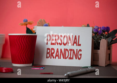 Schreiben Hinweis anzeigen Personal Branding. Business Konzept für die Praxis von Menschen Marketing selbst Bild als Marken Blumen und Schreibbedarf sh Stockfoto