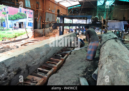 Bangladeshi Arbeiter der Verarbeitung von Holz in einem Sägewerk in der Nähe von Dhaka in Bangladesch Stockfoto