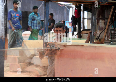 Bangladeshi Arbeiter der Verarbeitung von Holz in einem Sägewerk in der Nähe von Dhaka in Bangladesch Stockfoto