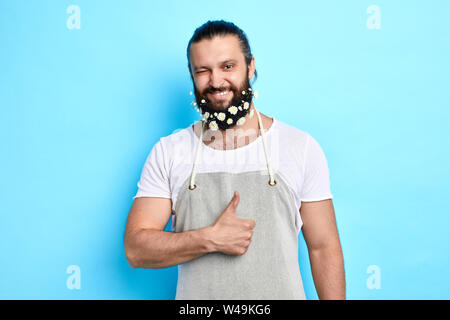 Erfolgreiche Gärtner mit fubby kreative Bart einen Wink in die Kamera. close up Portrait. Isolierte blauen Hintergrund. Studio gedreht. Stockfoto