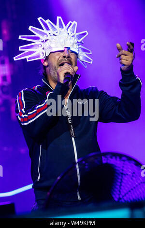 Locarno in der Schweiz. 20. Juli 2019. Die englische Band JAMIROQUAI führt live auf der Bühne des Piazza Grande in der "Moon & Stars Festival 2019". Stockfoto