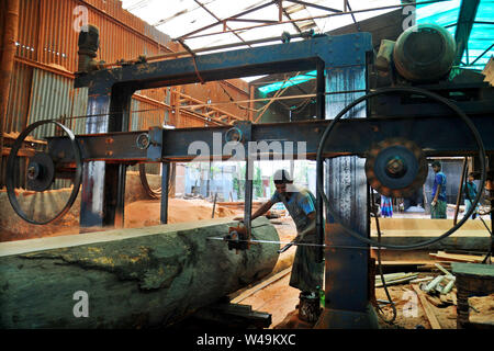 Bangladeshi Arbeiter der Verarbeitung von Holz in einem Sägewerk in der Nähe von Dhaka in Bangladesch Stockfoto