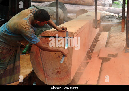 Bangladeshi Arbeiter der Verarbeitung von Holz in einem Sägewerk in der Nähe von Dhaka in Bangladesch Stockfoto