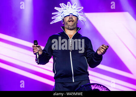 Locarno in der Schweiz. 20. Juli 2019. Die englische Band JAMIROQUAI führt live auf der Bühne des Piazza Grande in der "Moon & Stars Festival 2019". Stockfoto