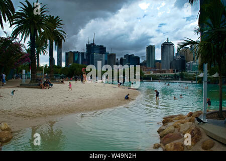 BRISBANE, AUS - 18. November 2015: Streets Beach in South Bank Parklandschaft. Es ist innerstädtischen künstlichen Strand neben Stadtzentrum entfernt. Stockfoto