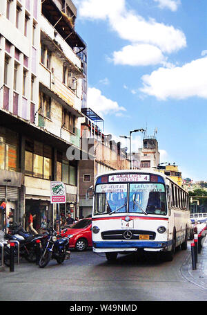 Eine typische alte öffentliche Verkehrsmittel Bus auf den Straßen von Caracas, Venezuela Stockfoto