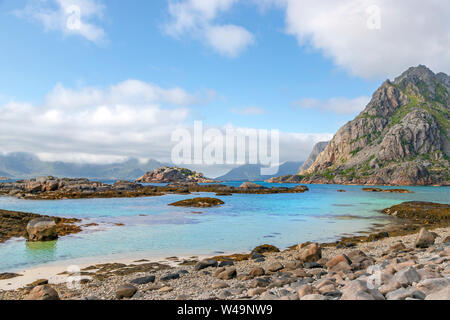 Lofoten Küstenlandschaft Schönheit auf Austvågøya Insel, Vestfjorden, Nordland, Das arktische Norwegen, Skandinavien. Stockfoto