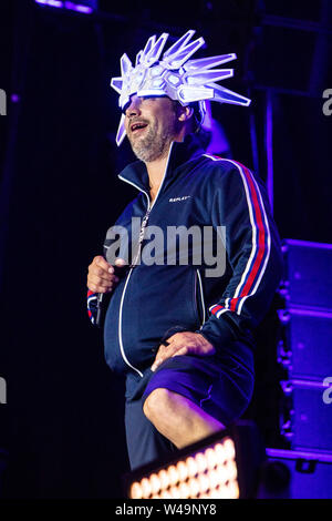 Locarno in der Schweiz. 20. Juli 2019. Die englische Band JAMIROQUAI führt live auf der Bühne des Piazza Grande in der "Moon & Stars Festival 2019". Stockfoto