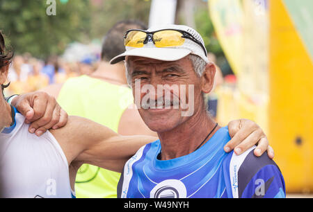 Las Palmas, Gran Canaria, Kanarische Inseln, Spanien, 21. Juli 2019. Yiannis Kouros, einem 63 Jahre alten ultramarathon Weltrekordhalter, die an einem 24-Stunden-Rennen für Relais Teams und Einzelpersonen auf einer 1-km-Rundkurs in Las Palmas auf Gran Canaria. Von vielen als eine der alle Zeit großen ultra Langstreckenläufer betrachtet, er hält noch Rekorde für die meisten Strecke in 24 Stunden abgedeckt (188.58 mi/303.506 km, 1997), 48 Stunden (294.212 mi/473.495 km im Jahr 1996), 6 Tage (mi/1036.80 644.10 km im Jahr 2005) ... Credit: Alan Dawson/Alamy Leben Nachrichten. Stockfoto