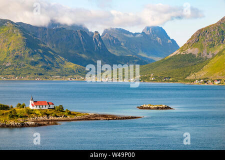 Malerischer Blick auf Sildpollnes Kirche auf Austnesfjord, Sildpollen, Austvågøy, Lofoten, Nordland, Norwegen, Skandinavien. Stockfoto