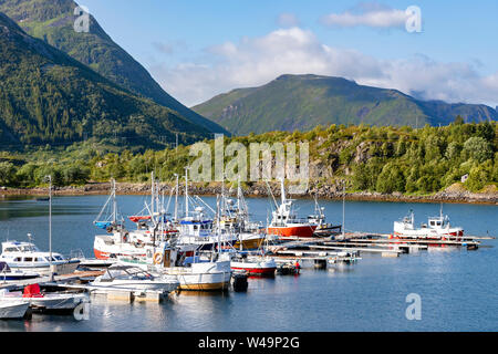 Günstig Fischerboote in der Bucht von Sildpolltjonna Austnesfjorden, Austvågøy, Lofoten, Nordland, Norwegen. Stockfoto