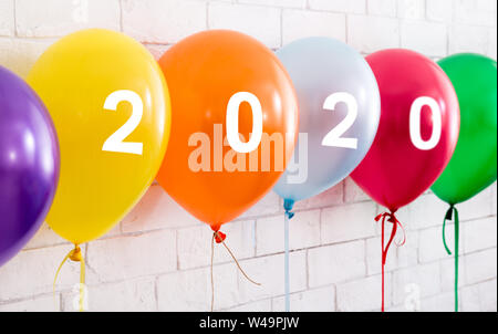 Mischung aus bunten Ballons mit Bändern und weißer Text Stockfoto