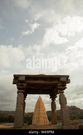 Virupaksha Hindu Tempel gopuram durch den Mandapa und Ruinen, Hampi, Indien. Stockfoto