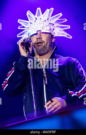 Locarno in der Schweiz. 20. Juli 2019. Die englische Band JAMIROQUAI führt live auf der Bühne des Piazza Grande in der "Moon & Stars Festival 2019". Stockfoto