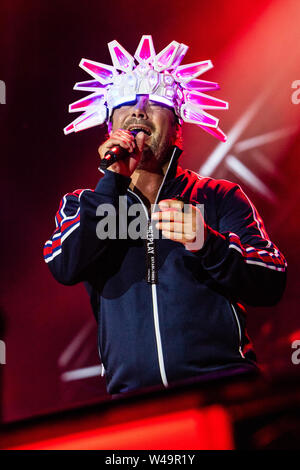 Locarno in der Schweiz. 20. Juli 2019. Die englische Band JAMIROQUAI führt live auf der Bühne des Piazza Grande in der "Moon & Stars Festival 2019". Stockfoto