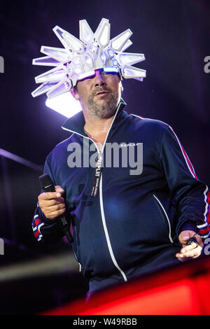 Locarno in der Schweiz. 20. Juli 2019. Die englische Band JAMIROQUAI führt live auf der Bühne des Piazza Grande in der "Moon & Stars Festival 2019". Stockfoto