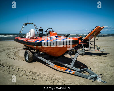 Egmond aan Zee, Niederlande - 21. Juli 2019: Ein lebensrettender Schiff und einem Jetski der niederländischen Küstenwache am Strand Stockfoto