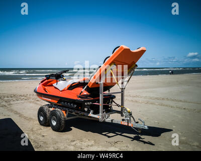 Egmond aan Zee, Niederlande - 21. Juli 2019: Jetski der niederländischen Küstenwache am Strand Stockfoto