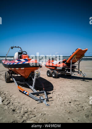 Egmond aan Zee, Niederlande - 21. Juli 2019: Ein lebensrettender Schiff und einem Jetski der niederländischen Küstenwache am Strand Stockfoto