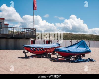 Egmond aan Zee, Niederlande - 21. Juli 2019: lebensrettende Schiffe der niederländischen Küstenwache am Strand Stockfoto