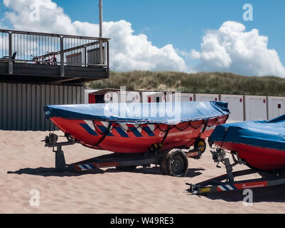 Egmond aan Zee, Niederlande - 21. Juli 2019: lebensrettende Schiffe der niederländischen Küstenwache am Strand Stockfoto
