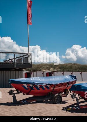 Egmond aan Zee, Niederlande - 21. Juli 2019: lebensrettende Schiffe der niederländischen Küstenwache am Strand vor dem küstenwachenstation Stockfoto