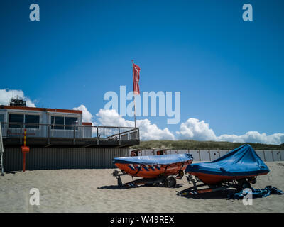 Egmond aan Zee, Niederlande - 21. Juli 2019: lebensrettende Schiffe der niederländischen Küstenwache am Strand vor dem küstenwachenstation Stockfoto