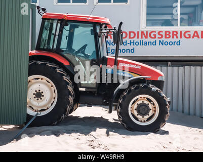 Egmond aan Zee, Niederlande - 21. Juli 2019: ein Traktor der niederländischen Küstenwache am Strand vor dem küstenwachenstation Stockfoto