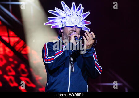 Locarno in der Schweiz. 20. Juli 2019. Die englische Band JAMIROQUAI führt live auf der Bühne des Piazza Grande in der "Moon & Stars Festival 2019". Stockfoto